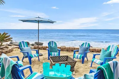 Image de Sandcastle Oceanfront Maison de vacances, plage privée Backyard Beach avec Bon Fire Ring,