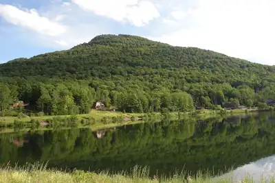 Image de Nouvelle maison de 5 chambres / 3 salles de bain au bord du lac, à 1 mile de Hunter Mountain