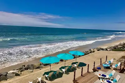 Image de Impressionnant Oceanfront Estate avec un énorme privé Sandy Backyard, A \/ C