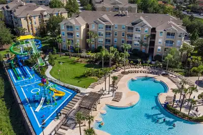 Image de 2 milles à Disney World. 6 chambres / 4 salles de bain. Piscine privée et spa à Windsor Hills