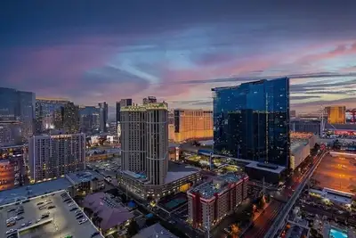 Image de Mgm Signature Penthouse situé sur le Strip de Las Vegas avec vue, balcon, piscine et bain à remous