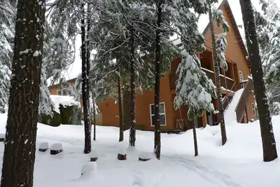 Image de Natal Granite Retraite multi-familiale, WiFi rapide, Ac, zone boisée de Shaver Lake