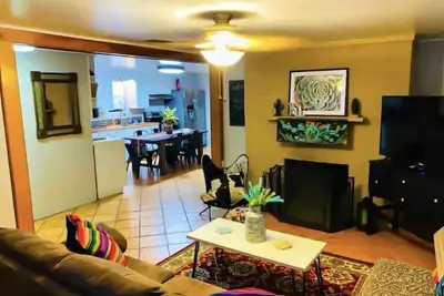 Image de Maison de détente avec table de billard et bar