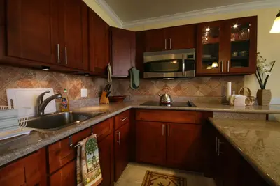 Image de Immaculée, 36e étage Condo. Luxe abordable, parking gratuit, Internet, Téléphone &