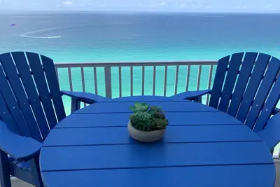 Image de Profitez de la vue spectaculaire depuis le 22ème étage à Emerald Beach-avec des chaises de plage