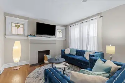 Image de Spacieux & Moderne<br> Maison à 2 étages avec des touches classiques I Jz Locations de Vacances