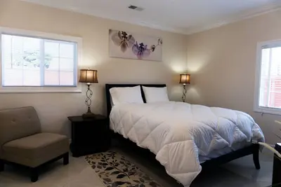 Image de Luxueux 1 lit 1 salle de bain - salon et kitchenette. 600 pieds carrés.