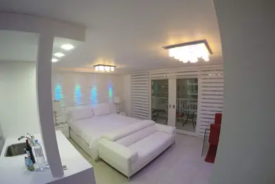 Image de Nouveau - Luxueux studio moderne - pas de la plage, restaurants et hôtels