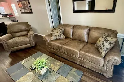 Image de Beau, Condo moderne-Pas d'escalier! Lits-King! Branson Central
