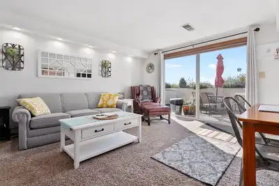 Image de Privé entier ~ Suite spacieuse de 2 chambres avec salon et kitchenette