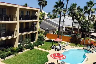 Image de Seascape Condo * Great Location * 150 pieds de la plage * WiFi gratuit / Parking * Piscine * Ac