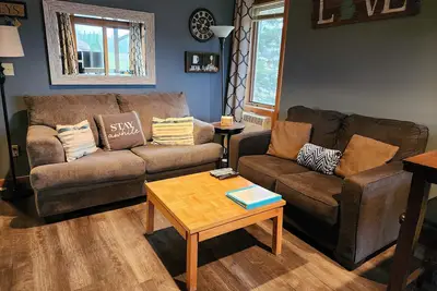 Image de 2 chambres à coucher 6 personnes. Propre, confortable. Piscine, cheminée, Wifi. Surplombe le parcours de golf