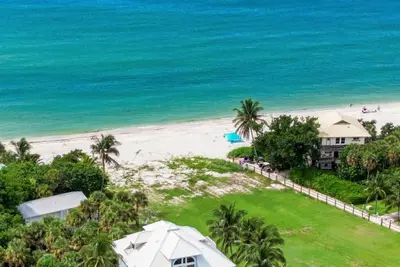 Image de À quelques pas de la plage, du golfe et des vues sonores, de la piscine et de la cabane pour un enregistrement anticipé!