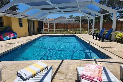 Image de Maison privée avec piscine chauffée. Marcher ou faire du vélo au parc Shamrock et à proximité des plages