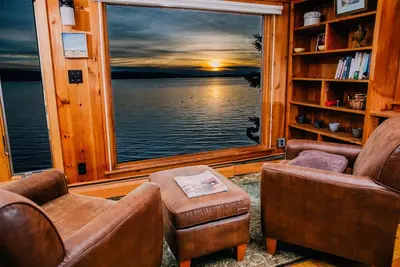 Image de 15 pieds du lac. Foyer. Kayaks SUPs, Animaux admis, Plage privée, Bois