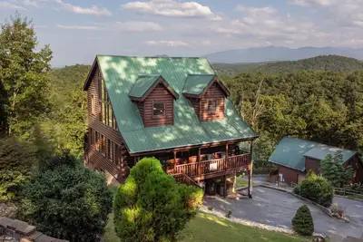 Image de Près de Dollywood! 5/3 Log Cabin W / Mtn Views / Wifi rapide / Arcade. / TheaterRm / Spa