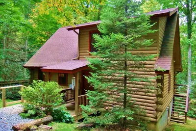Image de Log Cabin, Rushing Creek, spa, foyer, foyer au bois, WiFi, A / C