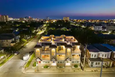 Image de ❤️ Les maisons en rangée haut de gamme avec une vue imprenable sur une terrasse sur le toit unique en son genre! Hou La La!