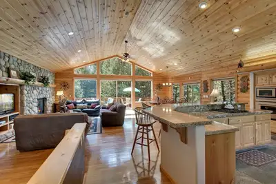 Image de 7 chambres à coucher + salon + 5 salles de bain, bain à remous, sauna, hammam, billard et plus!