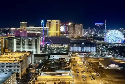 Image de Mgm Signature 2br 2ba à droite sur le Strip de Las Vegas avec vue, balcon, piscine et bain à remous