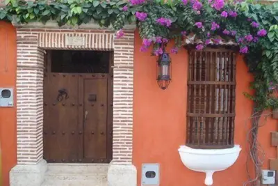 Joyau colonial exquis dans la vieille ville fortifiée