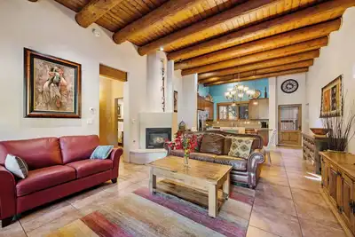 Image de Style moderne, promenade jusqu'à la place, maison familiale avec cheminée