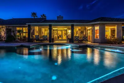 Image de Luxueux, style complexe avec superbe parcours de golf, piscine, bain à remous, table de billard