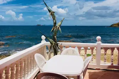 Image de Les vagues; Oceanfront 2 chambres. Magnifiques levers de soleil. Détendez-vous avec les rythmes des vagues