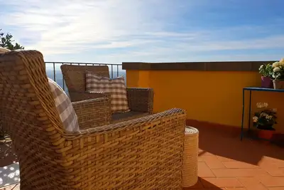 Image de Terrasse privée imprégnée de soleil dans le centre historique de Cortone.