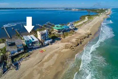 Image de \"Marées familiales\": Ocean-to-River Se Florida Beach House avec quai privé. Sur La Plage