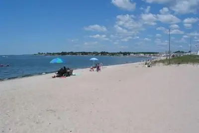 Emplacement merveilleux, promenade à la plage, cour privée, chiens ok, cartes de crédit