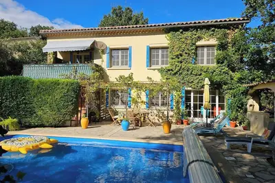 Image de La Soleillade au coeur de la Provence un appartement  avec un piscine privée