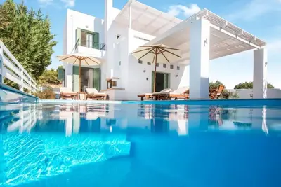Image de Villa de luxe, Gennadi, Pure Elegance w. Piscine privée, à pied de la plage et du village! !