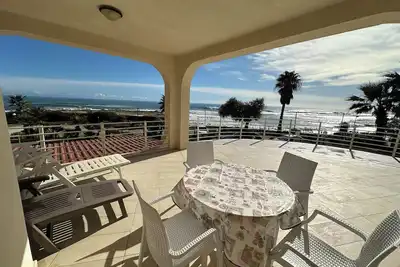 Image de Villa à San Lorenzo à seulement 5 mètres de la plage dorée et de la mer cristalline.