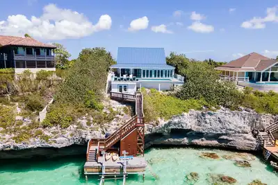 Image de Oceanfront Villa - Dock privé pour la plongée en apnée, à 3 minutes de la plage privée