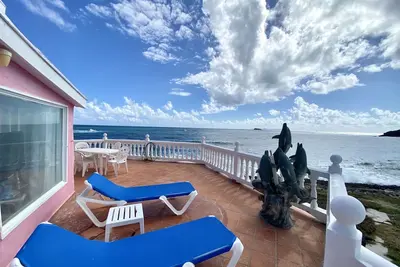 Image de Oceanfront 2 Bedroom Villa in Guana Bay Sint Maarten; Bain à remous, pont Ocnfrt
