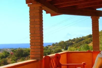 Image de Appartement confortable avec terrasse privée près de la mer, près de Villasimiu