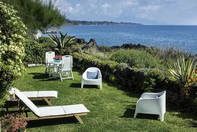 Image de Appartement avec jardin et vue large sur la mer