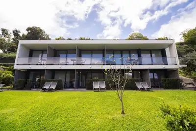 Image de La maison de Manuel est une villa moderne et grande entourée par la campagne verdoyante.