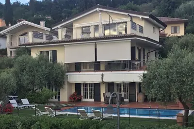 Image de appartement dans villa avec vue lac