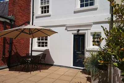 Image de Lymington High Street, maison de ville, terrasse ensoleillée, parking, vues Solent, Wifi