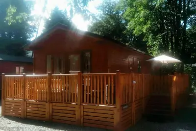 Image de Cabane en rondins sur les rives du lac Windermere, entourée de paysages à couper le souffle