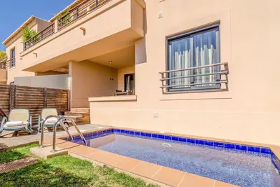 Image de Appartement de deux chambres avec piscine privée et vue sur la mer sur la station thermale 5 * à Luz