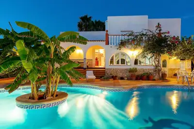 Image de Belle villa Ramos dans la baie de San Antonio avec barbecue et grande piscine