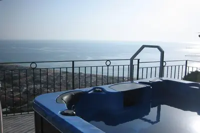 Image de Tour Nicotera Palmentieri avec vue sur la mer