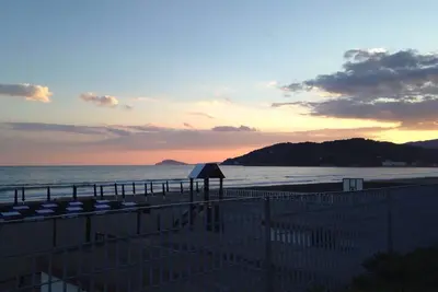 Image de 100m de la mer entre Rome, Naples, îles, thermes de Suio à quelques kilomètres