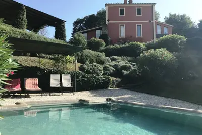 Image de La maison rouge sur l'arc romain