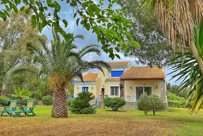 Image de Superbe villa en bord de mer à Corfou avec jardins luxuriants privés