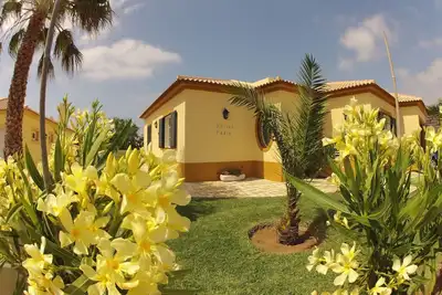 Image de Luxueuse maison en bord de mer avec barbecue et terrasse surplombant la mer