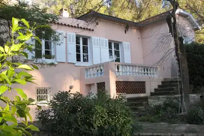 Maison des Oliviers avec piscine, proches des plages et de la forêt.